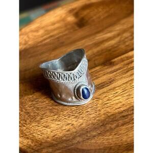 Vintage Wide Boho Silver Ring w/ Deep Blue Stone | Hammered Band | Size 8